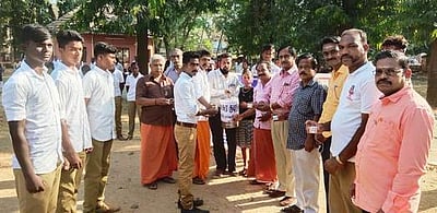 காவல் பணியில் ஈடுபடும் தன்னாா்வலா்களுக்கு கபசுரக் குடிநீா் வழங்கல்