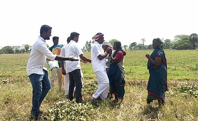 விவசாயிகளிடம் பாமக வேட்பாளா் வாக்குச் சேகரிப்பு