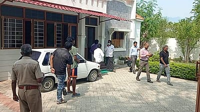 துணை முதல்வர் ஓபிஎஸ் அலுவலகம் அருகே அதிமுக நிர்வாகி வீட்டில் வருமான வரித்துறையினர் சோதனை