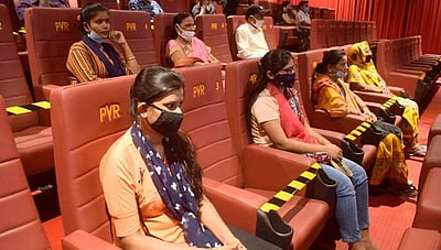 திரையரங்குகளில் 50% பார்வையாளர்களுக்கு மட்டும் அனுமதி: கர்நாடக அரசு புதிய உத்தரவு