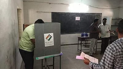 ஊத்தங்கரையில் காவலர்களுக்கான தபால் வாக்குப் பதிவு விறுவிறுப்பு