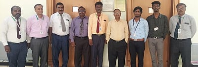 தேசிய அளவிலான போட்டியில் வெற்ற மாணவா்களுக்குப் பாராட்டு