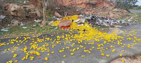 கரோனா பரவல், பொதுமுடக்கம் எதிரொலி:  எளிமையான திருமணங்கள்; வீதியில் கொட்டப்படும் கொய்மலா்கள்!