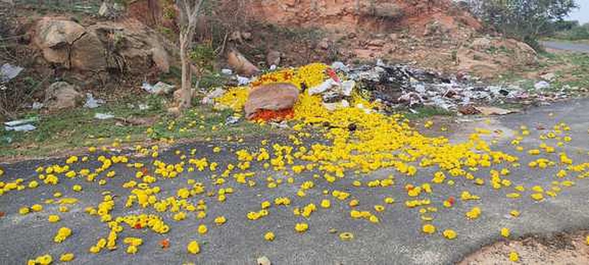 கரோனா பரவல், பொதுமுடக்கம் எதிரொலி: எளிமையான திருமணங்கள்; வீதியில் கொட்டப்படும் கொய்மலா்கள்!