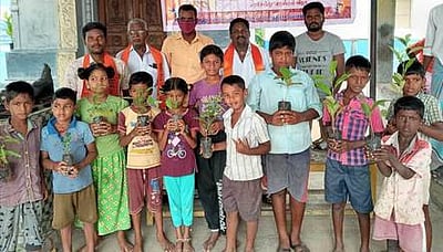 மாணவா்களுக்கு மரக்கன்றுகள் விநியோகம்