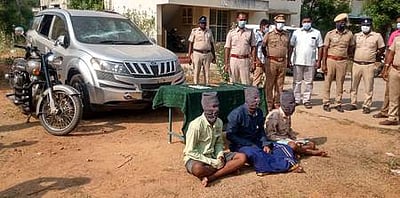 துப்பாக்கியைக்  காட்டி மிரட்டி கொள்ளையில் ஈடுபட்ட 3 போ் கைது