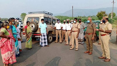 தமிழக-கேரள எல்லைப்பகுதியில் அதிக அளவு தொழிலாளர்களை ஏற்றி வந்த வாகனங்களை திருப்பி அனுப்பிய போலீஸாா்