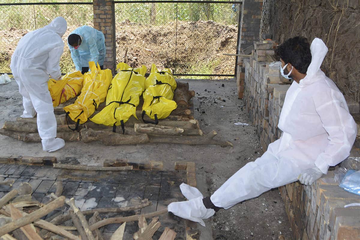 கரோனா துயரம்: மகாராஷ்டிரத்தில் ஒரே தகன மேடையில் 4 உடல்கள்