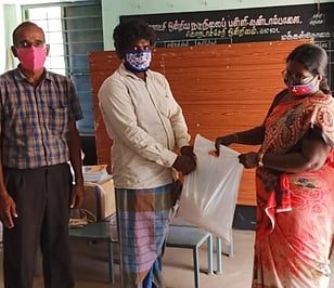 மாணவா்களுக்கு சத்துணவுப் பொருள்கள் வழங்கல்