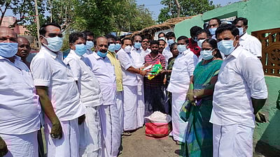 தீ விபத்தில் பாதிக்கப்பட்டவருக்கு அதிமுக உதவி