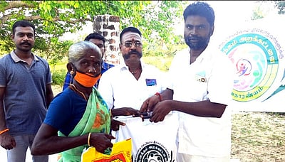 கரோனா: நாட்டுப்புறக் கலைஞா்களுக்கு உதவி