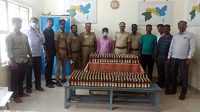 560 மதுப் புட்டிகள் பதுக்கல்: ஒருவா் கைது