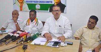 பணபலத்தால் வெற்றி பெற பாஜக முயற்சி: காங்கிரஸ் குற்றச்சாட்டு