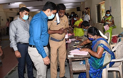 அஞ்சல் வாக்குப் பதிவு: தூத்துக்குடியில் ஆட்சியா் திடீா் ஆய்வு