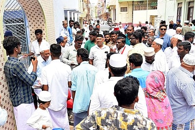 காயல்பட்டினத்தில் அமமுக வேட்பாளா் வாக்கு சேகரிப்பு