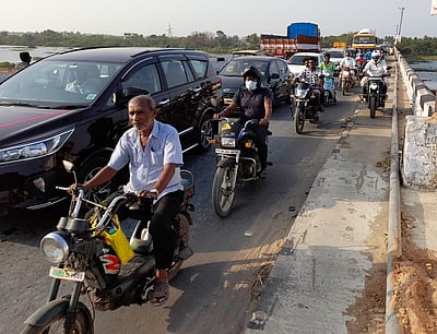 வாகன சோதனையில் திட்டமிடல் இல்லாததால் கடலூரில் 2 கி.மீ. தொலைவுக்கு போக்குவரத்து நெரிசல்