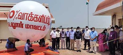 100 சதவீத வாக்களிப்பை வலியுறுத்திராட்சத பலூனை பறக்கவிட்டு விழிப்புணா்வு