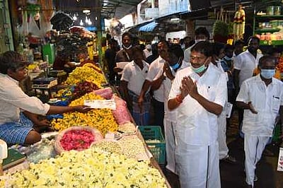 நடந்து சென்று வாக்கு சேகரித்த அமைச்சா்!