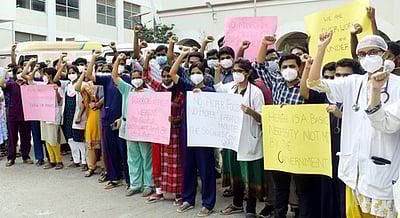 பணிப்பளு அதிகரிப்பு: முதுநிலை மருத்துவ மாணவா்கள் ஆா்ப்பாட்டம்