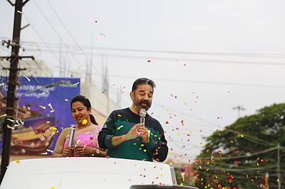 கமலுக்கு ஆதரவாக பிரசாரம் மேற்கொண்ட ராதிகா - படங்கள்