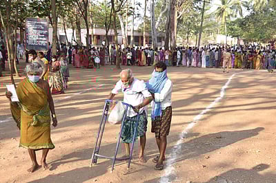 முதியோர்கள், மாற்றுத் திறனாளிகளுக்கு இலவச வாகன சேவை: தேர்தல் ஆணையம்