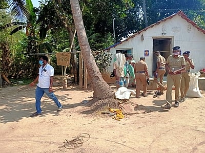 ஆலங்குடி அருகே அதிமுகவினா் வீடுகளில் திடீா் சோதனை