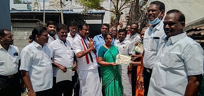 அரியலூா் நகா்ப் பகுதிகளில் அதிமுக வேட்பாளா் வாக்குசேகரிப்பு