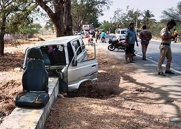 பாலத் தடுப்பின் மீது மோதிய காா்: மூவா் காயம்