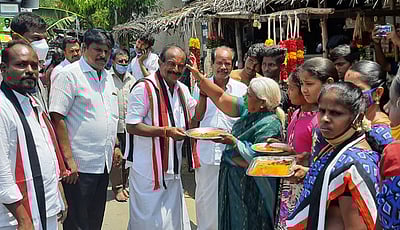 அதிமுக தோ்தல் அறிக்கையின் திட்டங்கள் நிறைவேற்றப்படும்