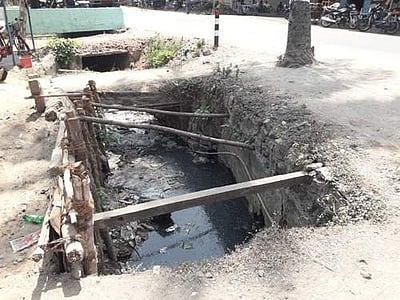 கூத்தாநல்லூர்: லெட்சுமாங்குடி பிரதான சாலையின் ஆபத்தான வாய்க்காலை சரி செய்பவருக்கே வாக்கு