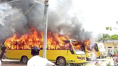 காரைக்காலில் தீப்பற்றி எரிந்த மாணவா்களுக்கான 2 பேருந்துகள்: போலீஸாா் விசாரணை