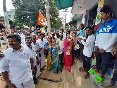 குழித்துறை பகுதியில் காங்கிரஸ் வேட்பாளா் வாக்கு சேகரிப்பு