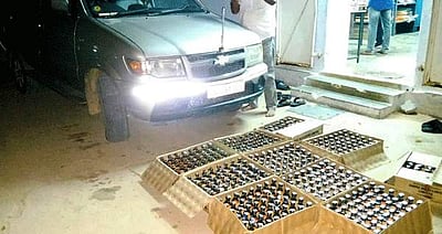 பல்லடம் அருகே மதுப்புட்டிகள் கடத்தல்: இருவர் கைது