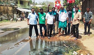 புதைசாக்கடை சீா்கேட்டைக் கண்டித்து முழக்கமிட்டு வாக்குச் சேகரிப்பு