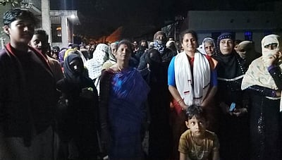 திமுக வேட்பாளா் மனைவி பிரசாரம்