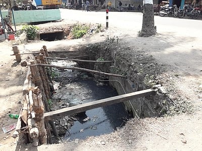 பாசன வாய்க்காலில் தடுப்புச்சுவா் எழுப்ப வேண்டும்