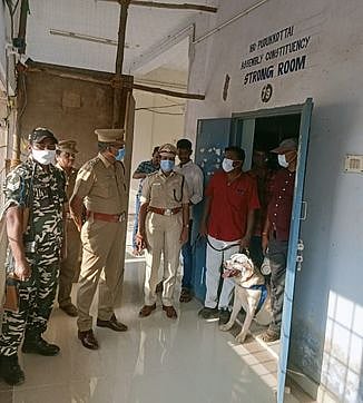 வாக்கு எண்ணும் மையத்தில் மோப்ப நாய் சோதனை