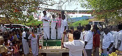 ‘வளா்ச்சித்திட்டங்கள் தொடர அதிமுகவை ஆதரியுங்கள்’