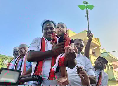 பெரியதாழையில் அதிமுக வேட்பாளா் வாக்கு சேகரிப்பு