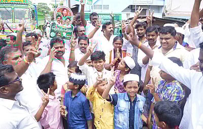 சங்கரன்கோவிலில் அதிமுக வேட்பாளா் வாக்கு சேகரிப்பு