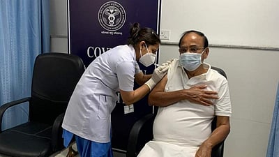 2ஆம் தவணை கரோனா தடுப்பூசி செலுத்திக் கொண்டார் துணை குடியரசுத் தலைவர்