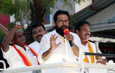 எளியவா்களும் சட்டப் பேரவைக்கு செல்லும் நோ்மையான அரசியலை தாருங்கள்: ஆா். சரத்குமாா்