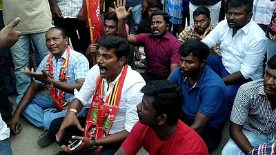 தூத்துக்குடியில் நாம் தமிழா் கட்சி வேட்பாளா் மறியல்