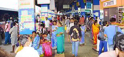 ஜனநாயக கடமையாற்ற ஊா் திரும்பும் வாக்காளா்கள்!பேருந்துகளில் அலைமோதிய கூட்டம்