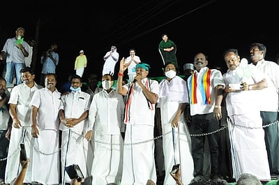 குடும்ப ஆட்சிக்கு  முற்றுப்புள்ளி வைக்க வேண்டும்