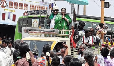 எம்ஜிஆா், ஜெயலலிதா வேடமிட்டு இறுதிக்கட்ட பிரசாரம்