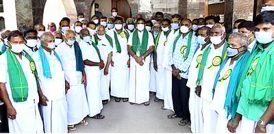 முதல்வரைச் சந்தித்து அதிமுகவுக்கு ஆதரவு தெரிவித்த தமிழ்நாடு விவசாயிகள் கூட்டமைப்பினா்