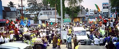 அதிமுக - திமுக வேட்பாளா்கள் ஒரே இடத்தில் பிரசாரத்தை நிறைவு செய்ததால் சலசலப்பு