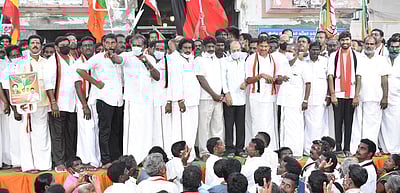 கடலூா் மேலும் வளா்ச்சியடைய அதிமுகவை ஆதரியுங்கள்
