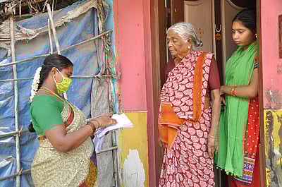கிருஷ்ணகிரியில் பூத் சிலிப் வழங்கும் நகராட்சி ஊழியா்கள்